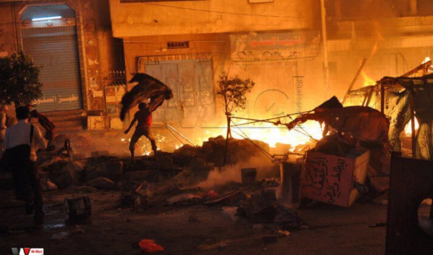 شباب الثورة اليمنية يعرضون فيلما وثائقيا صامتا عن محرقة ساحة الحرية بتعز