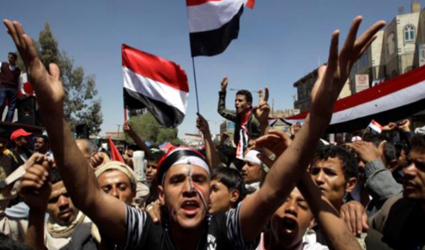شباب الثورة يبكون من شدة الفرح ويسجدون لله شكر عقب إطلاق سراح 17 معتقلاً من السجن المركزي